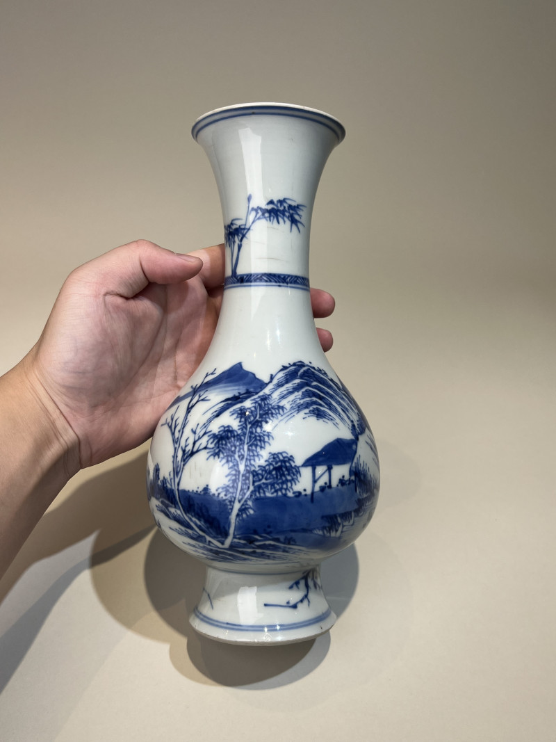 清雍正 青花山水人物撇口瓶 - 图2