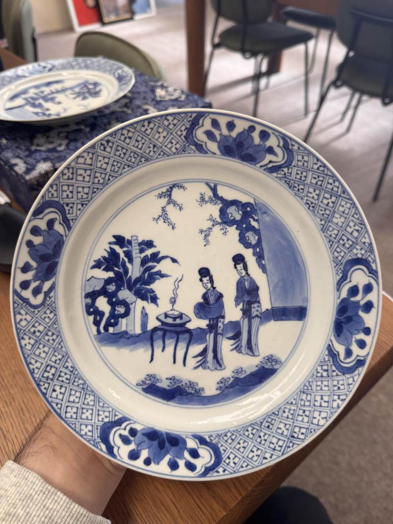 清康熙 青花仕女圖盤一對 《大清康熙年製》款 | Santos Collection | A pair of Chinese blue and white 'ladies' dishes, Qing dynasty, Kangxi mark and of the period - 图19