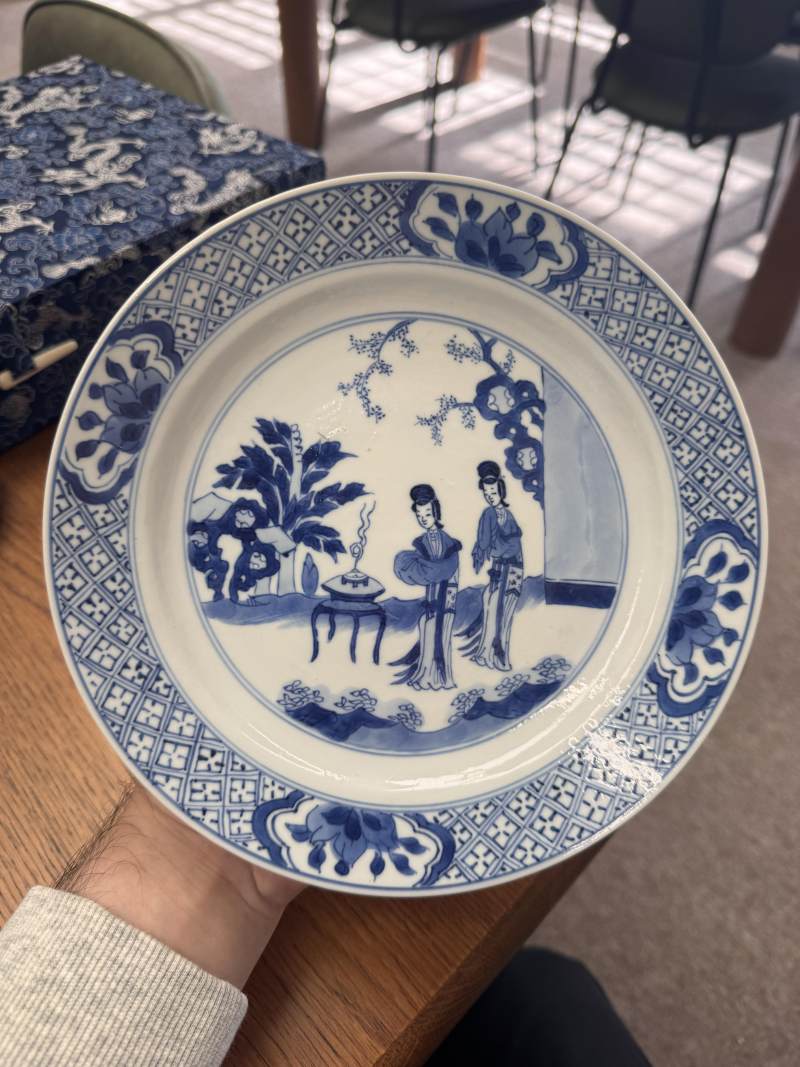 清康熙 青花仕女圖盤一對 《大清康熙年製》款 | Santos Collection | A pair of Chinese blue and white 'ladies' dishes, Qing dynasty, Kangxi mark and of the period - 图9