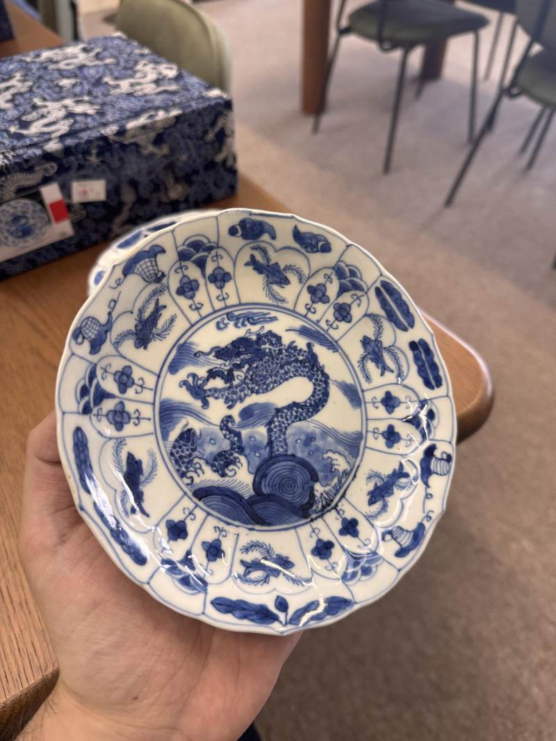 清康熙 青花躍龍紋盤一對 | Santos Collection | Two Chinese blue and white 'leaping dragon' dishes, Qing dynasty, Kangxi period - 图16