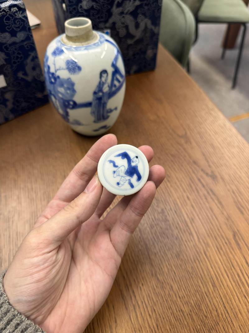 清康熙 青花仕女圖蓋罐一對 | Santos Collection | A pair of Chinese blue and white 'ladies' jars and covers, Qing dynasty, Kangxi period - 图20