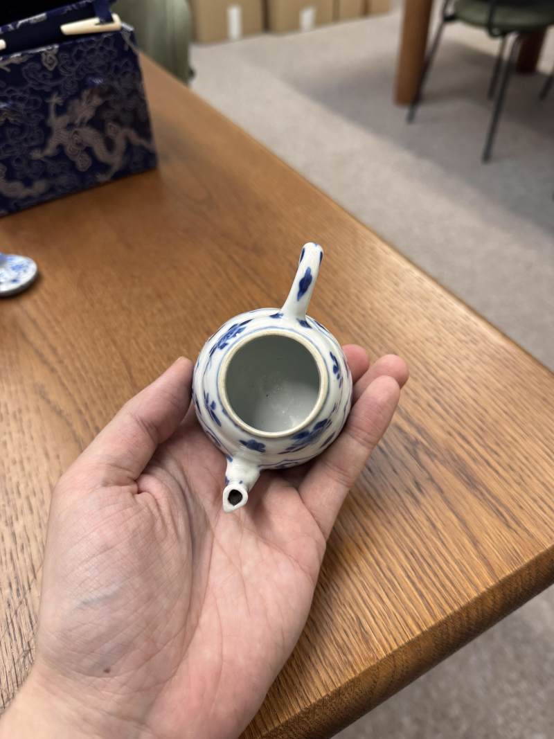 清康熙 青花花卉紋小茶蓋壺 《玉》款 | Santos Collection | A small Chinese blue and white 'blossoms' teapot and cover, Qing dynasty, Kangxi period - 图16