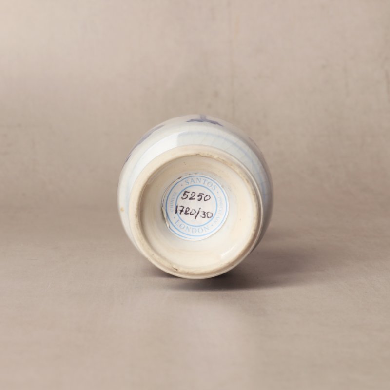 清康熙 漿胎青花仕女圖小瓶 | Santos Collection | A small Chinese soft-paste blue and white vase, Qing dynasty, Kangxi period - 图4