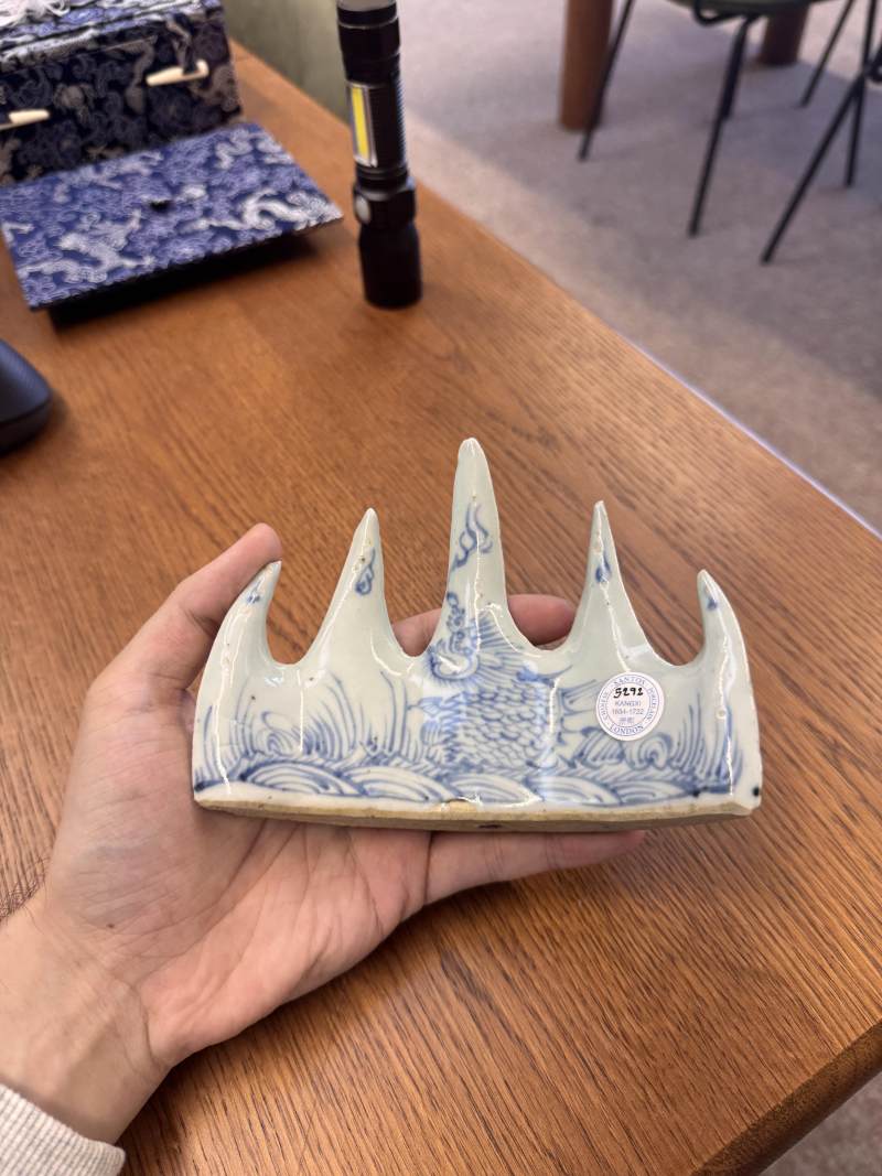 清康熙 青花花卉紋山形筆擱 | Santos Collection | A Chinese blue and white 'mountain' brush rest, Qing dynasty, Kangxi period - 图11