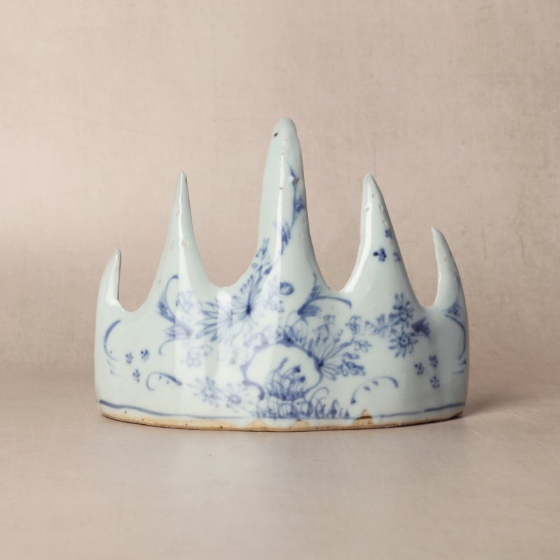 清康熙 青花花卉紋山形筆擱 | Santos Collection | A Chinese blue and white 'mountain' brush rest, Qing dynasty, Kangxi period - 图1