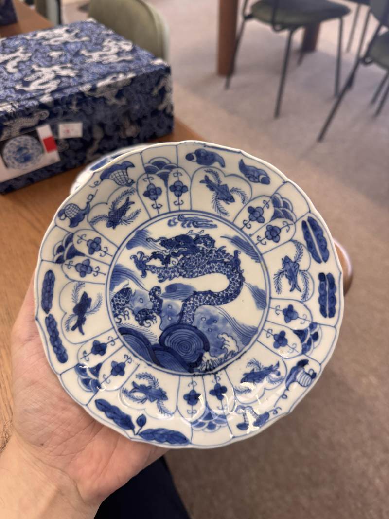 清康熙 青花躍龍紋盤一對 | Santos Collection | Two Chinese blue and white 'leaping dragon' dishes, Qing dynasty, Kangxi period - 图6