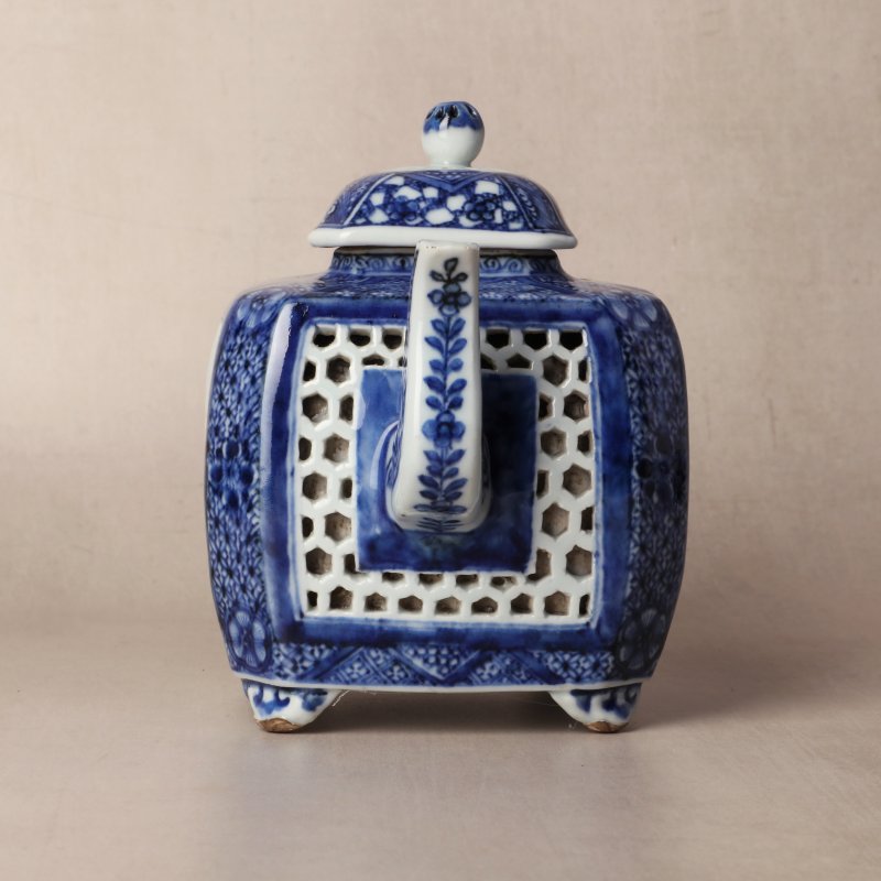 清乾隆 青花鏤空茶蓋壺 | Santos Collection | A Chinese export blue and white reticulated teapot and cover, Qing dynasty, Qianlong period - 图4
