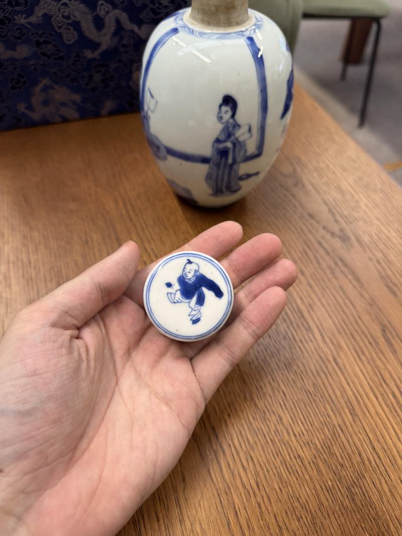 清康熙 青花仕女圖蓋罐一對 | Santos Collection | A pair of Chinese blue and white 'ladies' jars and covers, Qing dynasty, Kangxi period - 图10