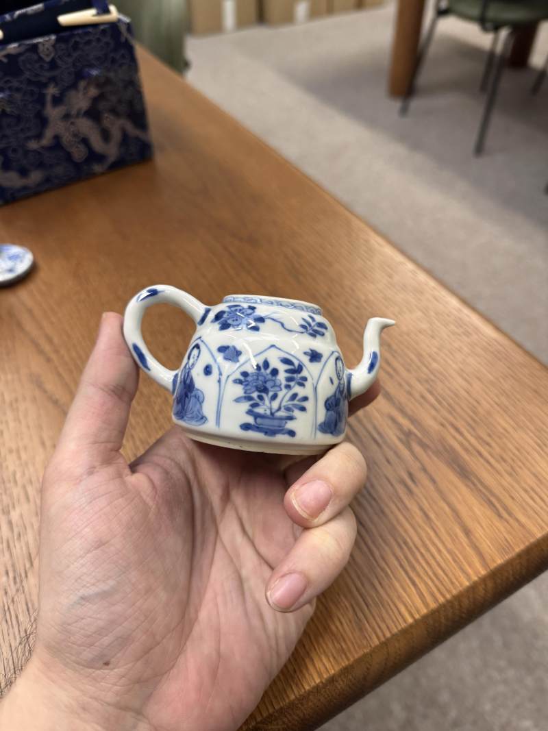 清康熙 青花花卉紋小茶蓋壺 《玉》款 | Santos Collection | A small Chinese blue and white 'blossoms' teapot and cover, Qing dynasty, Kangxi period - 图6