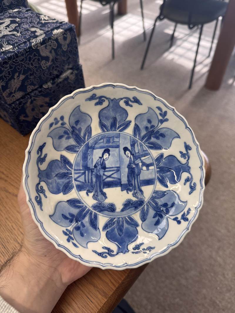 清康熙 青花模印仕女圖盤 《大明成化年製》款 | Santos Collection | A Chinese blue and white moulded 'ladies' dish, Qing dynasty, Kangxi period - 图12