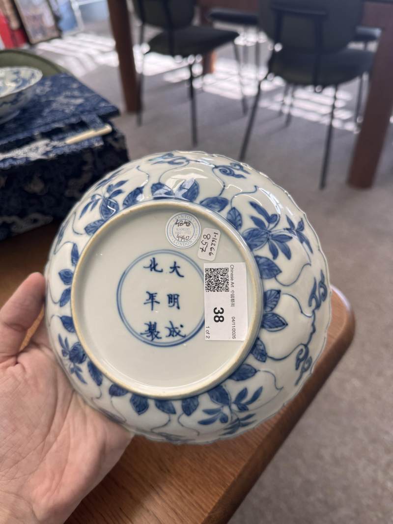 清康熙 青花模印仕女圖盤一對 《大明成化年製》款 | Santos Collection | A pair of Chinese blue and white moulded 'ladies' dishes, Qing dynasty, Kangxi period - 图18