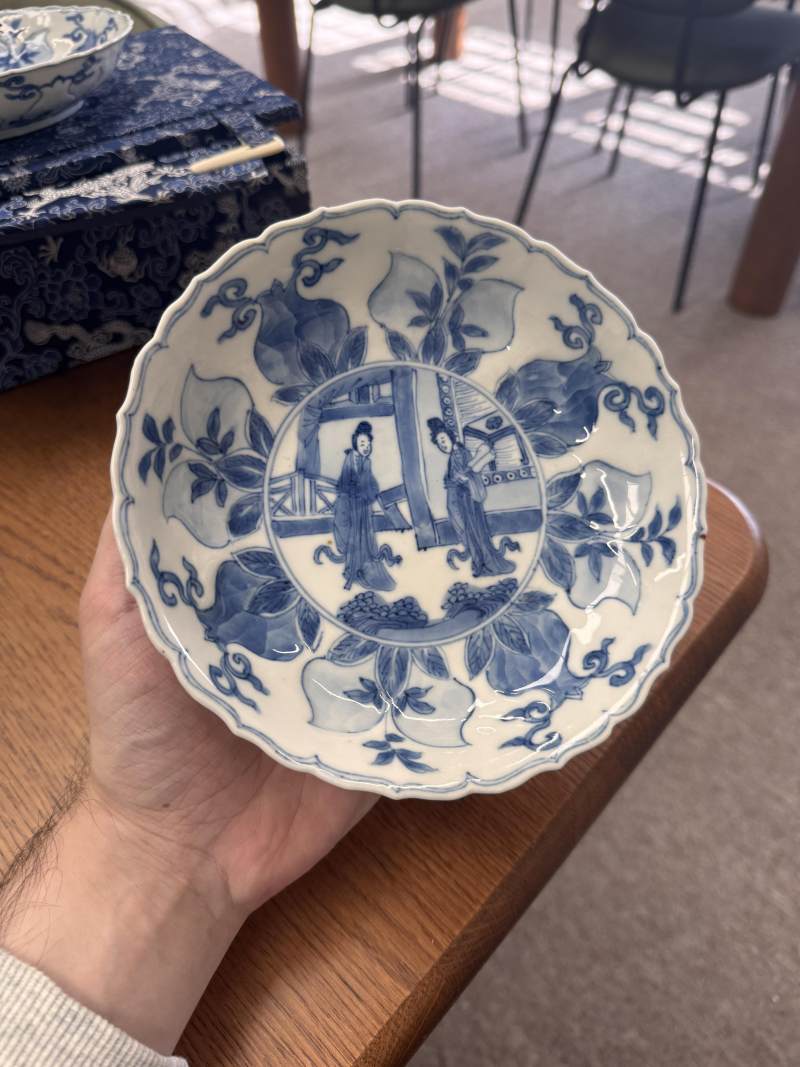 清康熙 青花模印仕女圖盤一對 《大明成化年製》款 | Santos Collection | A pair of Chinese blue and white moulded 'ladies' dishes, Qing dynasty, Kangxi period - 图8