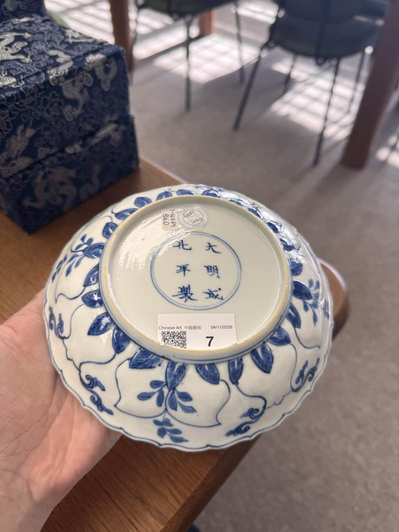 清康熙 青花模印仕女圖盤 《大明成化年製》款 | Santos Collection | A Chinese blue and white moulded 'ladies' dish, Qing dynasty, Kangxi period - 图2