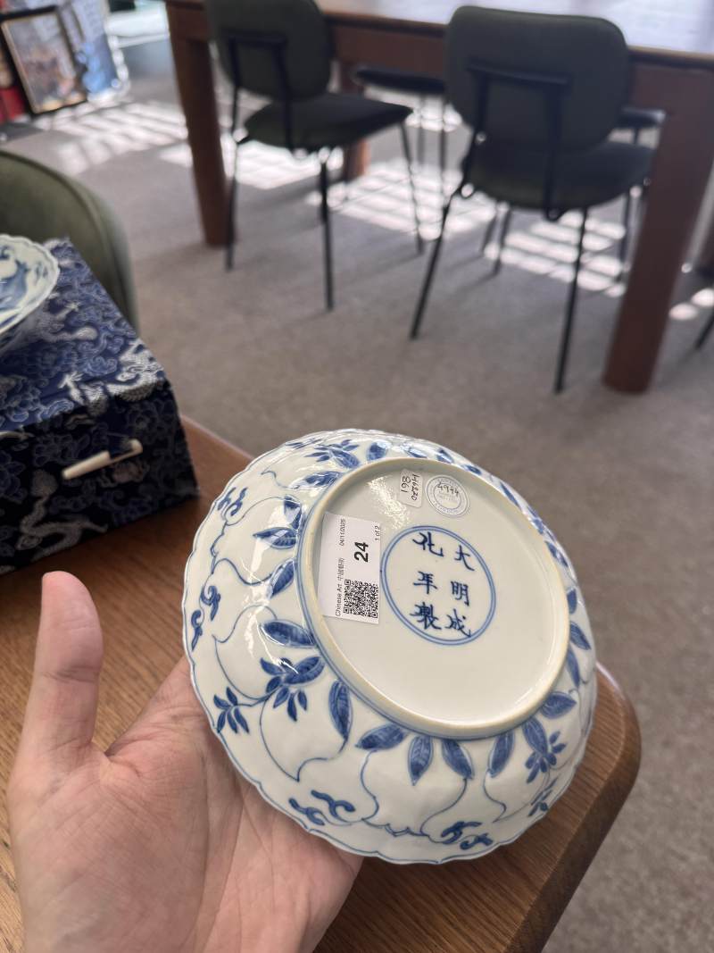 清康熙 青花模印仕女圖盤一對 | Santos Collection | Two Chinese blue and white moulded 'ladies' dishes, Qing dynasty, Kangxi period - 图19