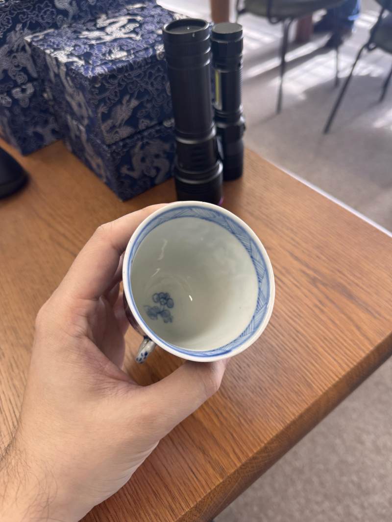 清康熙 青花花卉紋雙耳盃 | Santos Collection | A Chinese blue and white chocolate cup, Qing dynasty, Kangxi period - 图6