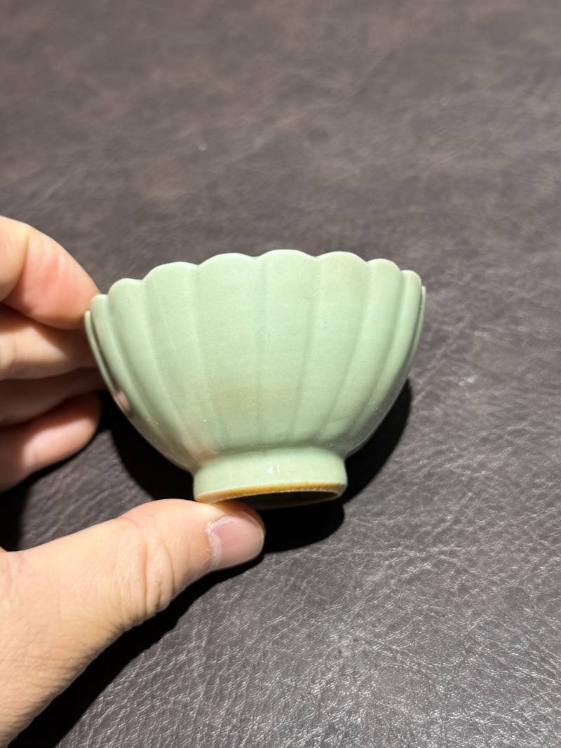 清乾隆 豆青釉花口杯 - 图2