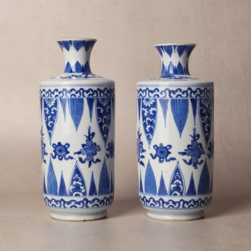 清康熙 青花筒瓶一對 | Santos Collection | A pair of Chinese blue and white cylindrical vases, Qing dynasty, Kangxi period - 图11