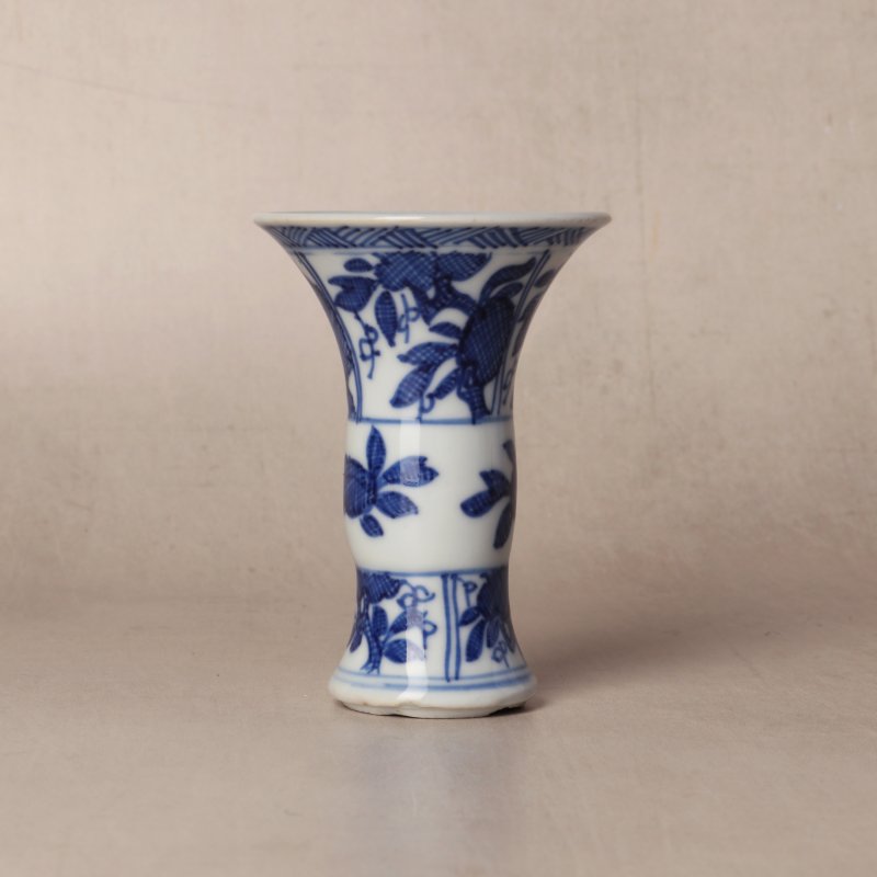 清康熙 青花花卉紋小觚 | Santos Collection | A small Chinese blue and white 'gu' vase, Qing dynasty, Kangxi period - 图1