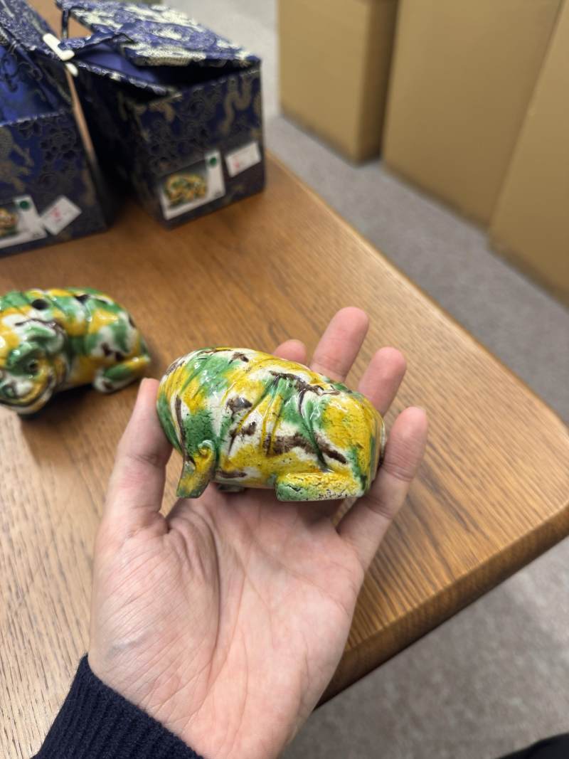 清康熙 卵白綠釉瑞獸像一對 | Santos Collection | A pair of Chinese egg and spinach-glazed 'mythical beast' figures, Qing dynasty, Kangxi period - 图14