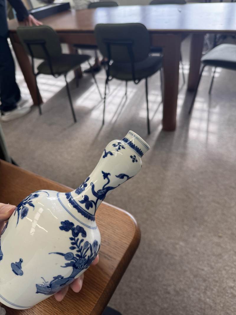 清康熙 青花花卉紋蒜頭瓶 | Santos Collection | A Chinese blue and white garlic-mouth vase, Qing dynasty, Kangxi period - 图17