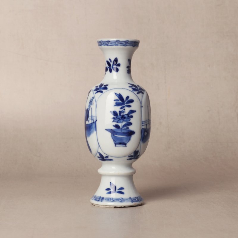 清康熙 青花仕女圖瓶 | Santos Collection | A Chinese blue and white 'ladies' vase, Qing dynasty, Kangxi period - 图4