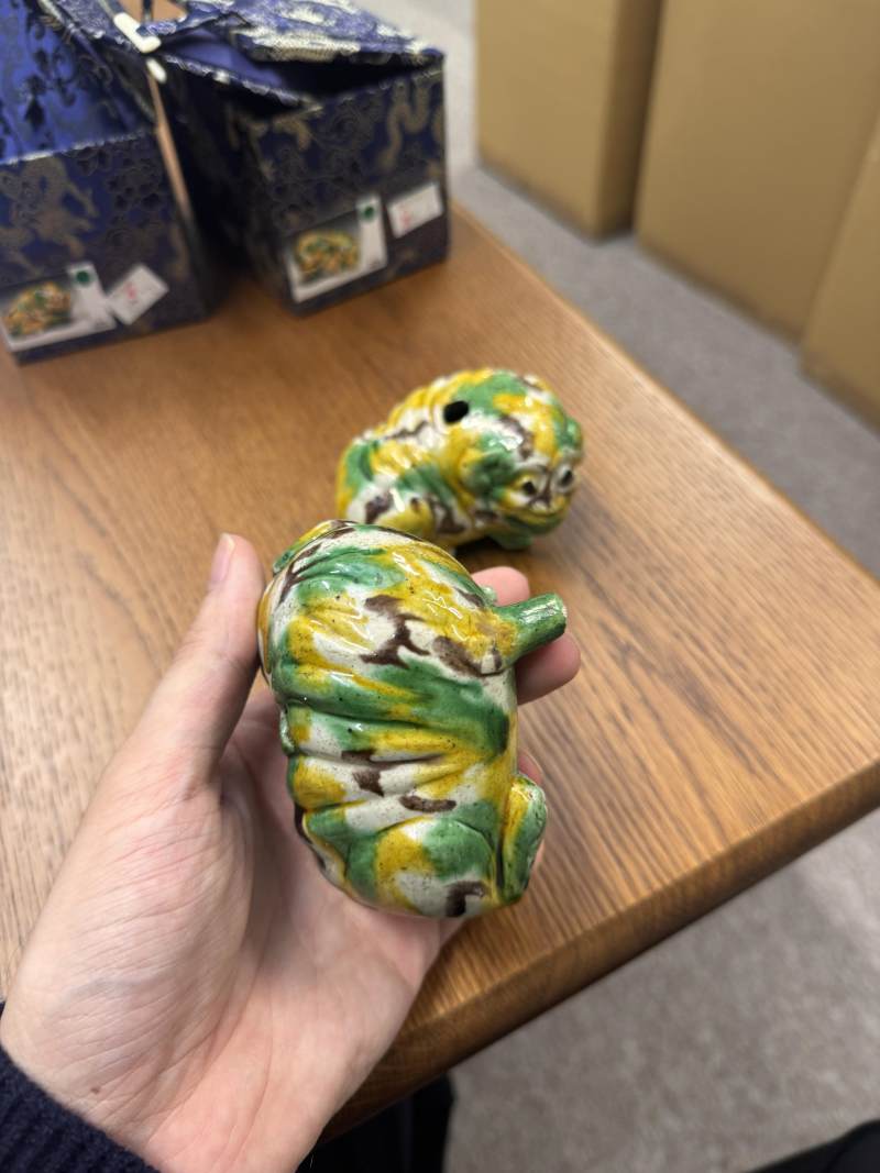 清康熙 卵白綠釉瑞獸像一對 | Santos Collection | A pair of Chinese egg and spinach-glazed 'mythical beast' figures, Qing dynasty, Kangxi period - 图4