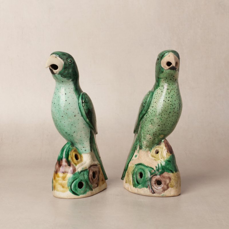 清康熙 素三彩鸚鵡擺件一對 | A pair of Chinese famille-verte biscuit parrot figures, Qing dynasty, Kangxi period - 图6