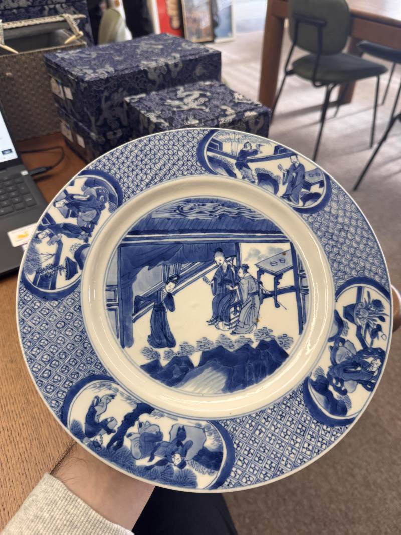 清康熙 青花人物圖盤 《大清康熙年製》款 | Santos Collection | A fine Chinese blue and white 'figural' dish, Qing dynasty, Kangxi mark and of the period - 图4