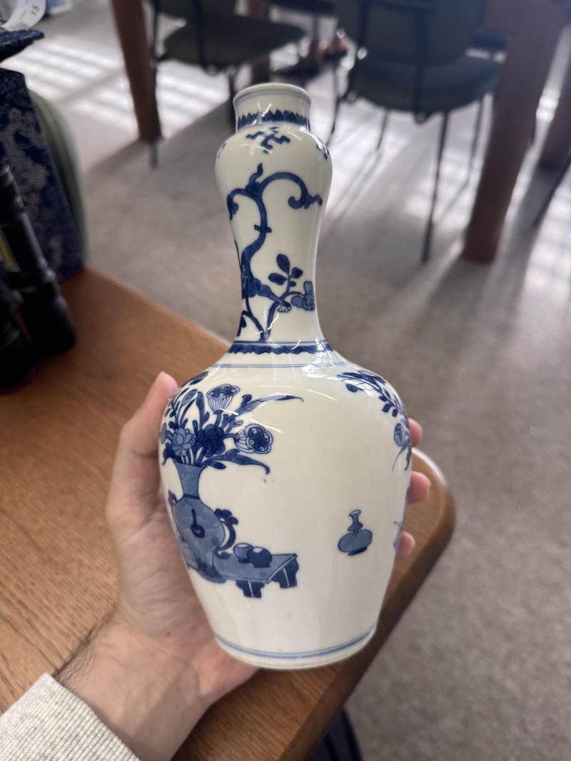 清康熙 青花花卉紋蒜頭瓶 | Santos Collection | A Chinese blue and white garlic-mouth vase, Qing dynasty, Kangxi period - 图7