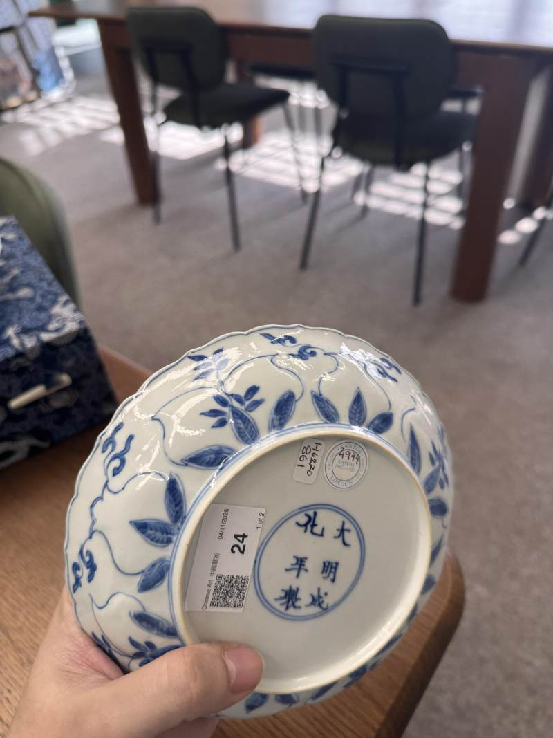 清康熙 青花模印仕女圖盤一對 | Santos Collection | Two Chinese blue and white moulded 'ladies' dishes, Qing dynasty, Kangxi period - 图9