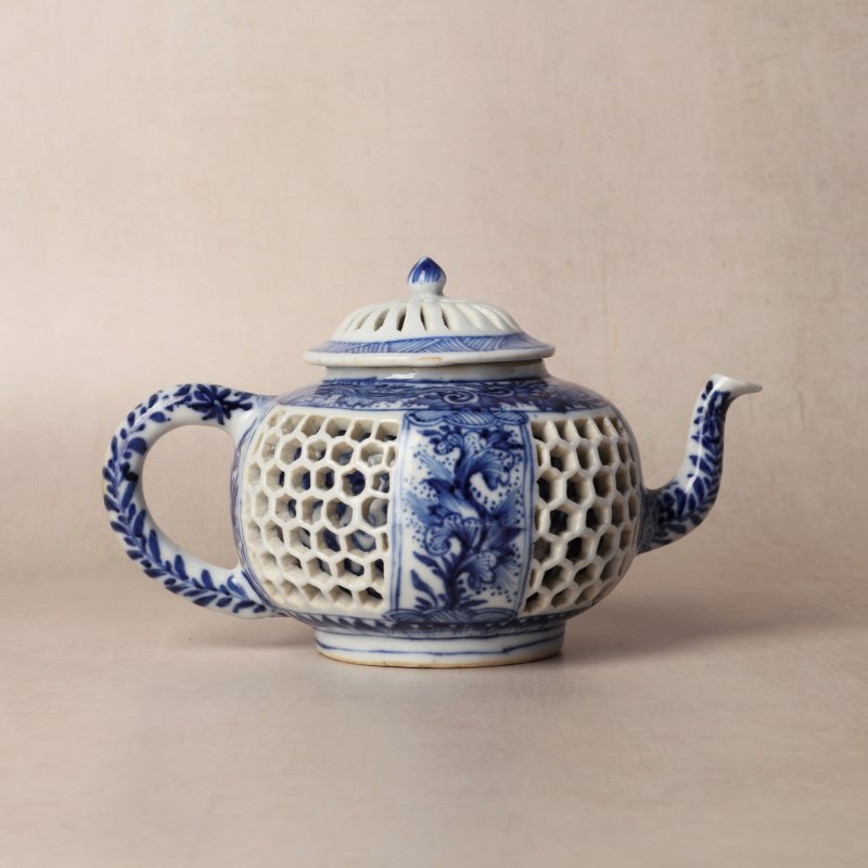 清康熙 青花鏤空花卉紋茶蓋壺 | Santos Collection | A Chinese blue and white reticulated teapot and cover, Qing dynasty, Kangxi period - 图3