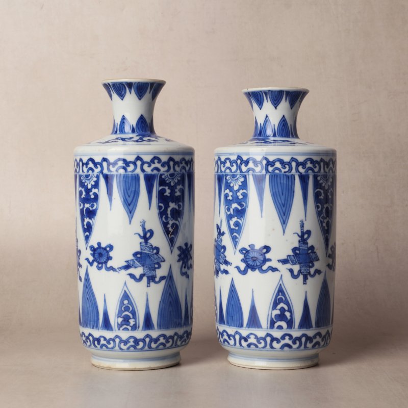 清康熙 青花筒瓶一對 | Santos Collection | A pair of Chinese blue and white cylindrical vases, Qing dynasty, Kangxi period - 图1