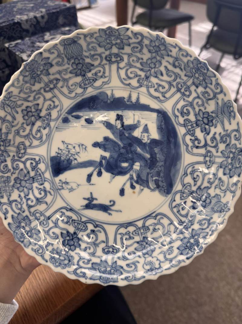 清康熙 青花狩獵圖盤 《大明成化年製》款 | Santos Collection | A Chinese blue and white 'hunting scene' dish, Qing dynasty, Kangxi period - 图2