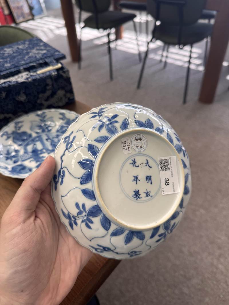 清康熙 青花模印仕女圖盤一對 《大明成化年製》款 | Santos Collection | A pair of Chinese blue and white moulded 'ladies' dishes, Qing dynasty, Kangxi period - 图2