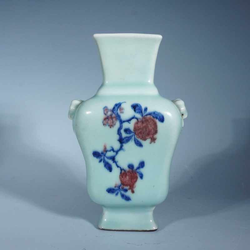 清乾隆粉青青花釉里红折枝花卉纹方瓶 - 图1