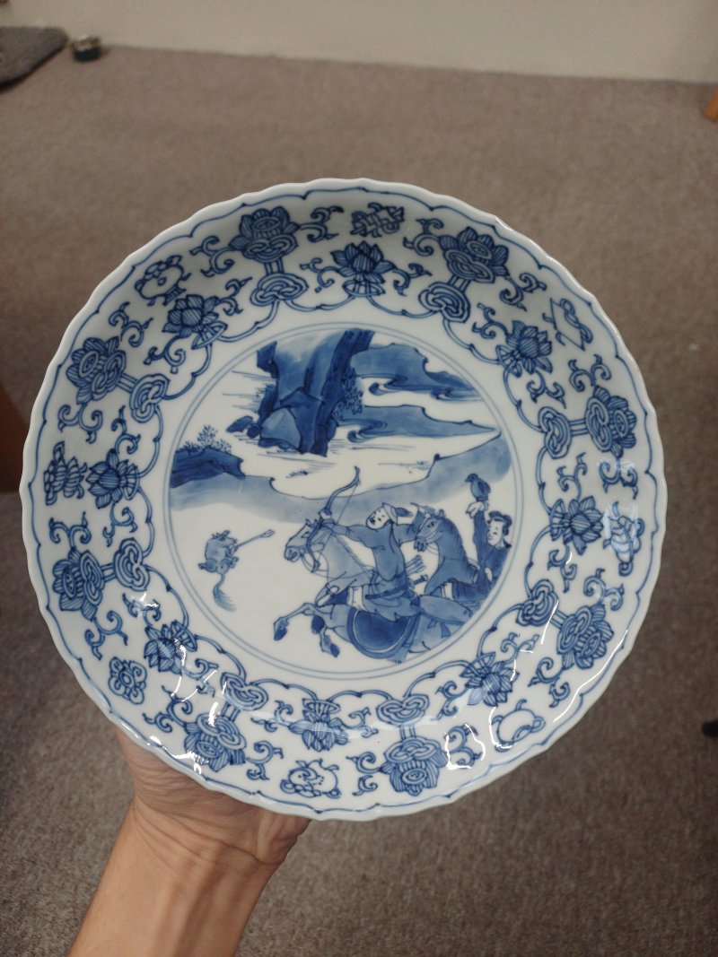 清康熙 青花狩獵圖盤 《大明成化年製》款 | Santos Collection | A Chinese blue and white 'hunting scene' dish, Qing dynasty, Kangxi period - 图9