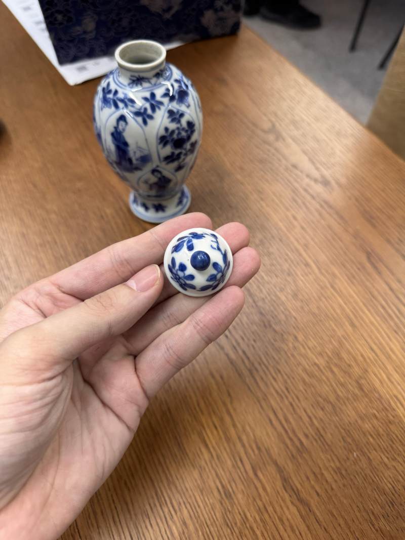 清康熙 青花仕女圖蓋罐 | Santos Collection | A Chinese blue and white 'ladies' jar and cover, Qing dynasty, Kangxi period - 图6