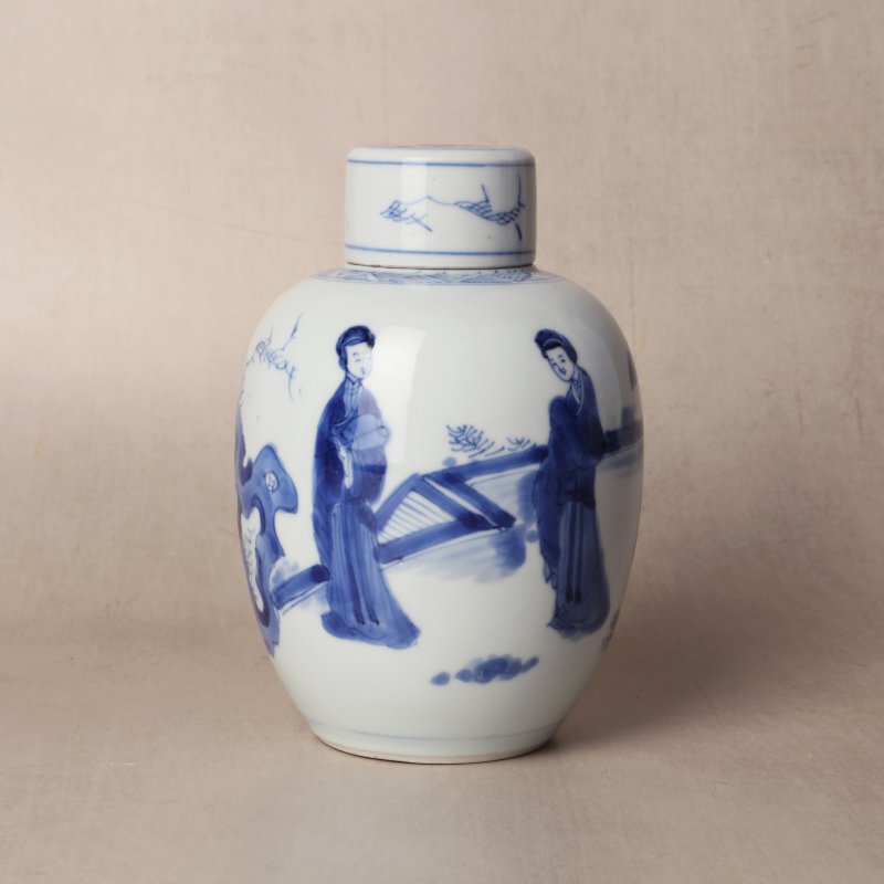 清康熙 青花仕女圖蓋罐 | Santos Collection | A Chinese blue and white 'ladies' jar and cover, Qing dynasty, Kangxi period - 图1