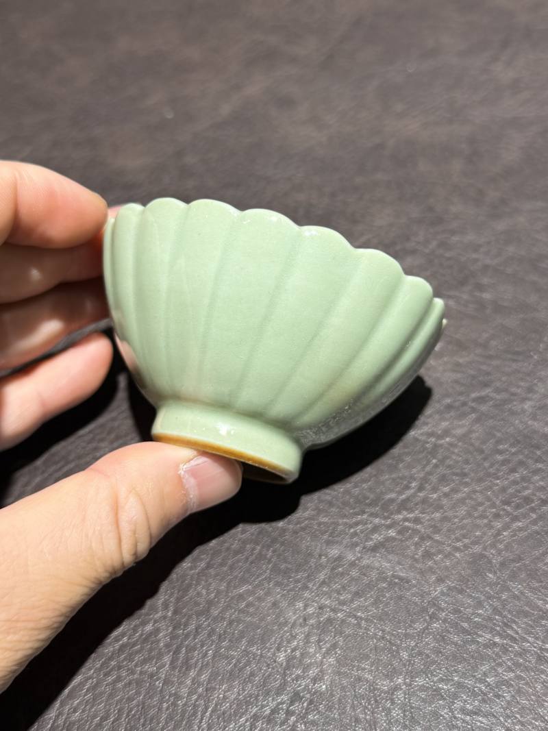 清乾隆 豆青釉花口杯 - 图3