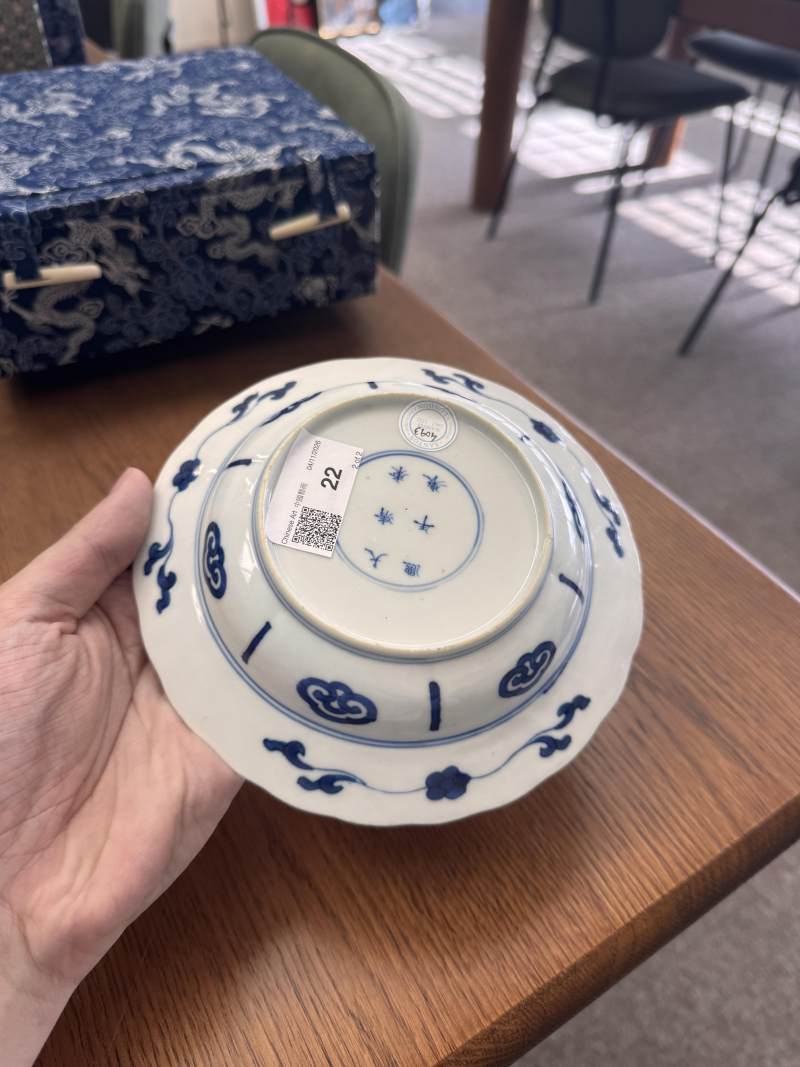 清康熙 青花長衣秀女圖盌一對 《大清康熙年製》款 | Santos Collection | A pair of Chinese blue and white 'Long Eliza' bowls, Qing dynasty, Kangxi mark and period - 图14