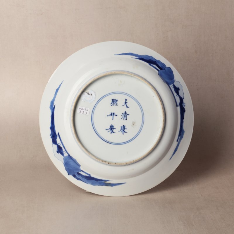清康熙 青花仕女圖盤 《大清康熙年製》款 | Santos Collection | A Chinese blue and white 'ladies' dish, Qing dynasty, Kangxi mark and of the period - 图6