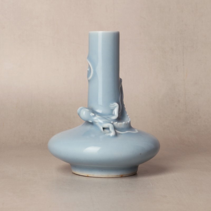 晚清／民國 天藍釉螭龍紋長頸瓶 《大清乾隆年製》款 | A fine Chinese monochrome clair-de-lune 'chilong' vase, late Qing dynasty / Republic period - 图1