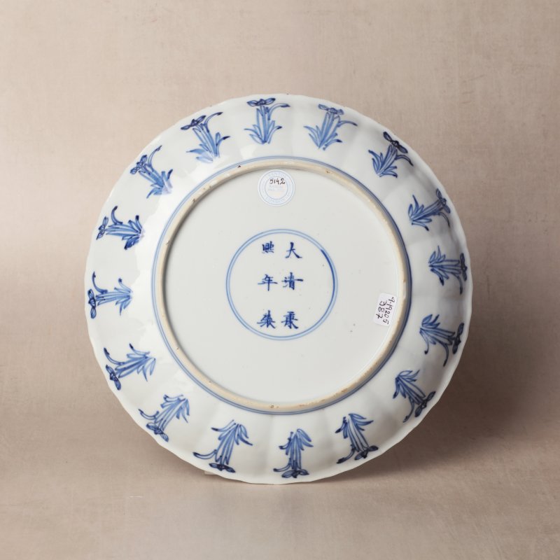 清康熙 青花人物故事圖盤 《大清康熙年製》款 | Santos Collection | A Chinese blue and white 'figural' dish, Qing dynasty, Kangxi period - 图5