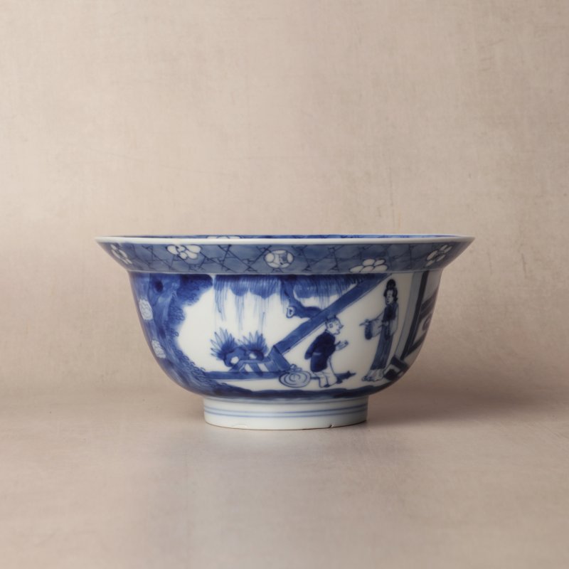 清康熙 青花仕女嬰戲圖折沿盌 《大清康熙年製》款 | Santos Collection | A Chinese blue and white klapmuts bowl, Qing dynasty, Kangxi mark and of the period
