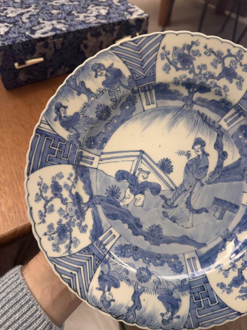 清康熙 青花嬰戲仕女圖盤 | Santos Collection | A Chinese blue and white 'figural' dish, Qing dynasty, Kangxi period - 图5