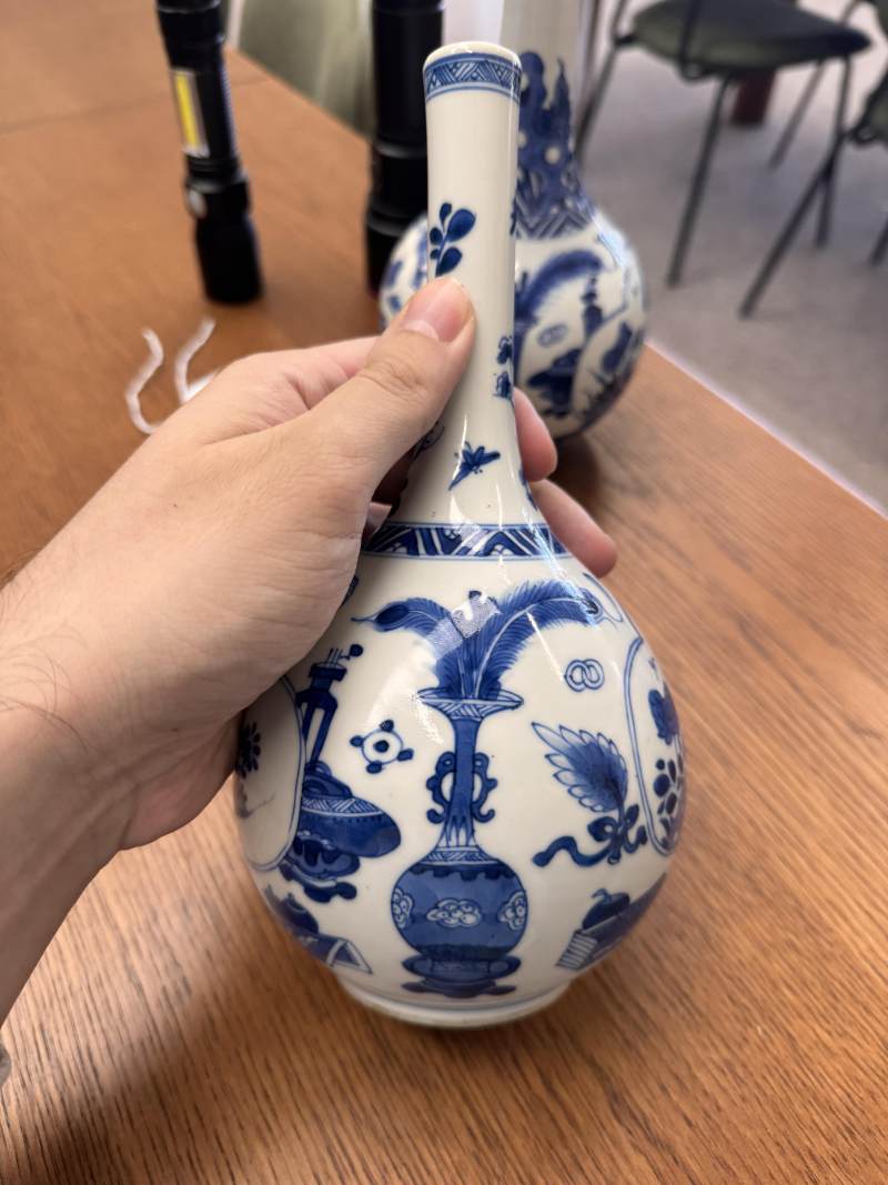 清康熙 青花花卉紋直頸瓶一對 | Santos Collection | A pair of Chinese blue and white bottle vases, Qing dynasty, Kangxi period - 图17
