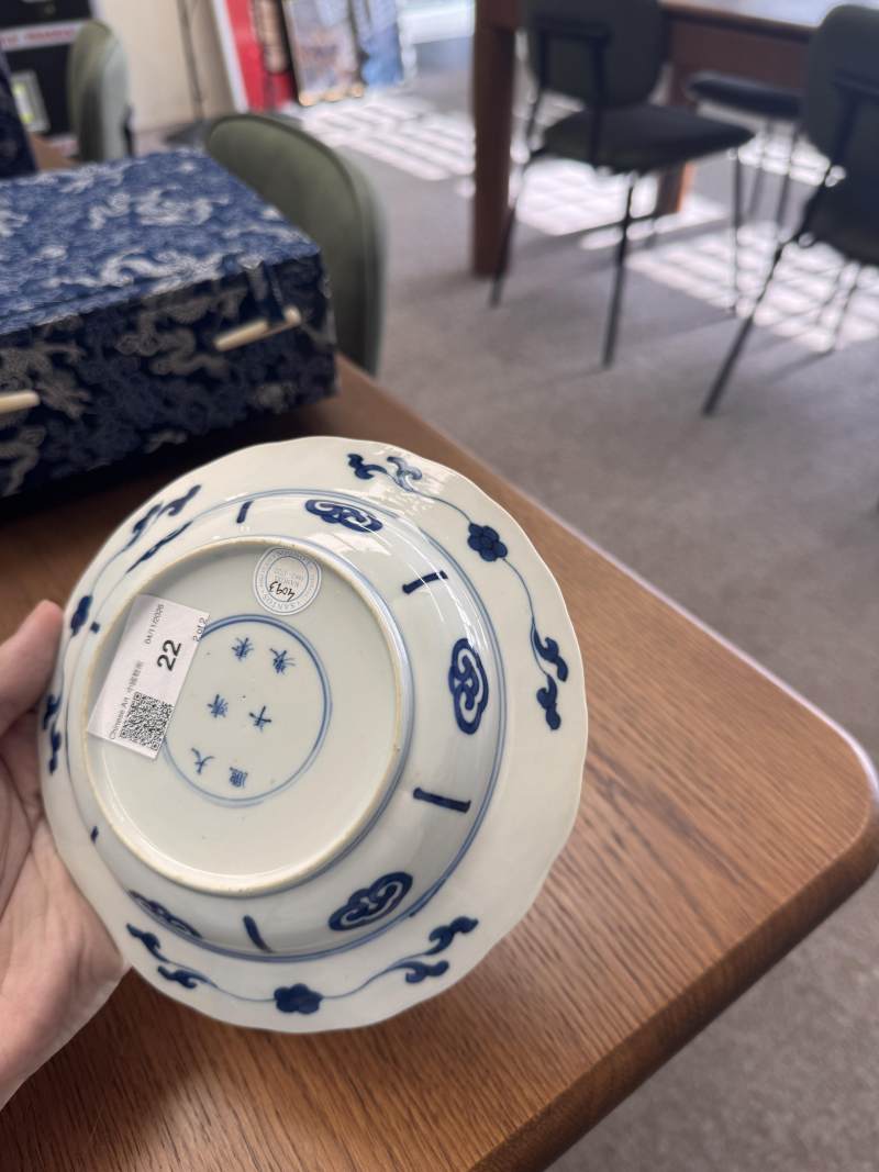 清康熙 青花長衣秀女圖盌一對 《大清康熙年製》款 | Santos Collection | A pair of Chinese blue and white 'Long Eliza' bowls, Qing dynasty, Kangxi mark and period - 图4