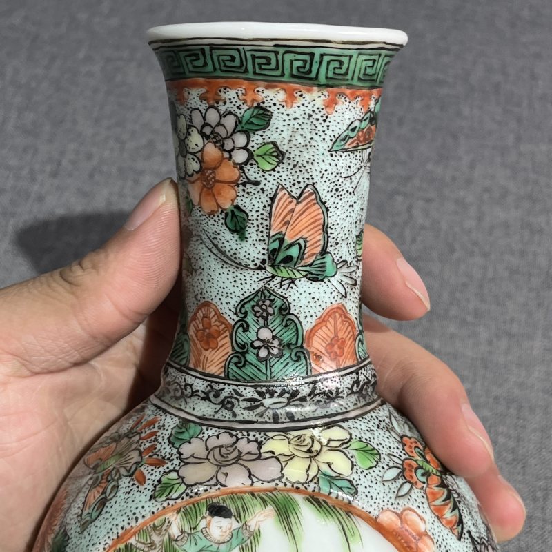 清晚期五彩人物抱月瓶一对 - 图7