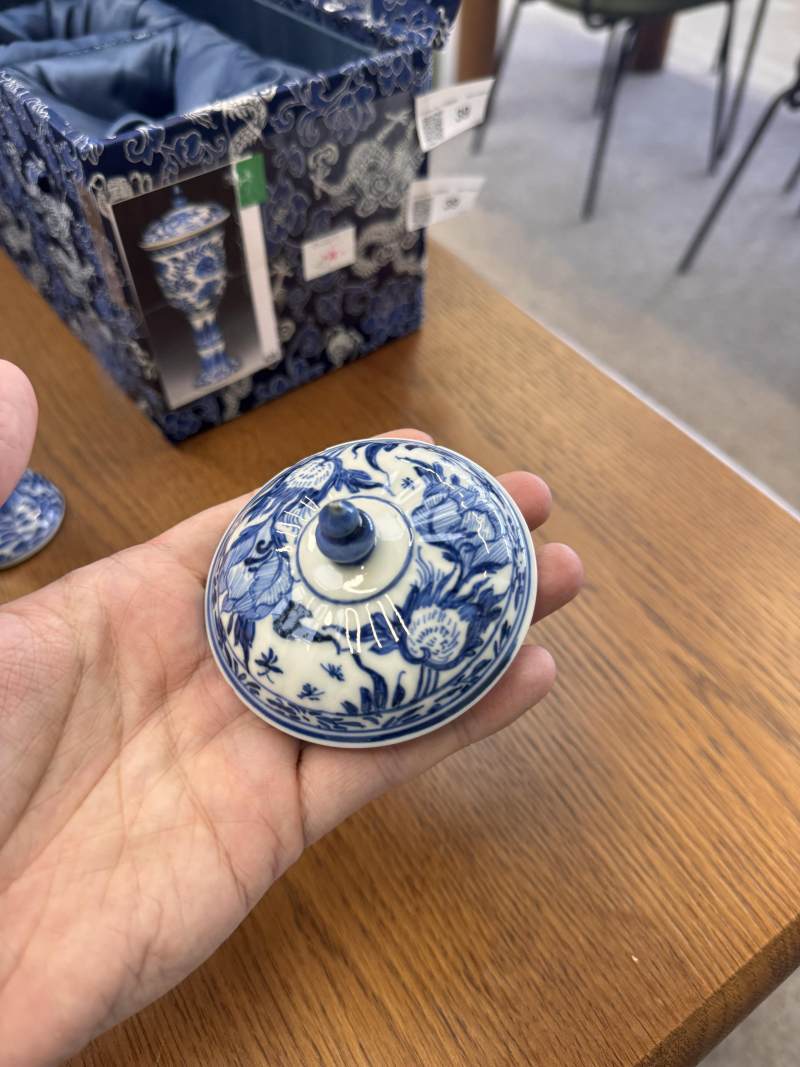 清康熙 青花花卉紋高足蓋盃 | Santos Collection | A Chinese blue and white goblet and cover, Qing dynasty, Kangxi period - 图10