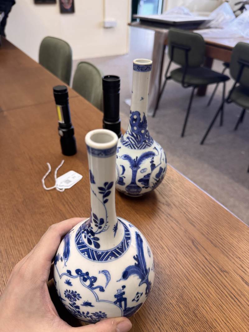 清康熙 青花花卉紋直頸瓶一對 | Santos Collection | A pair of Chinese blue and white bottle vases, Qing dynasty, Kangxi period - 图7